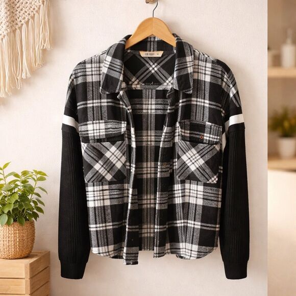 🛍️ SO Black White Plaid long sleeve button up flannel top Shirt size small - Picture 5 of 9